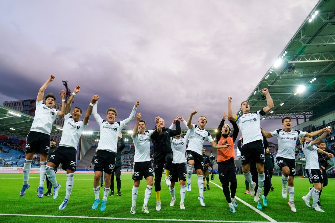 Rosenborg feiret med fansen etter knusende seier i Oslo.