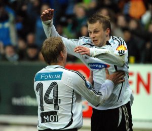 Marek Sapara jubler med Steffen Iversen