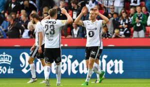 Matthias Vilhjalmsson takker Pål André Helland for assisten.