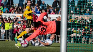 Ballen sniker seg inn like ved stolperota etter Botheims avslutning.