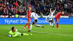 Konradsen setter seiersmålet på overtid mot Brann. 