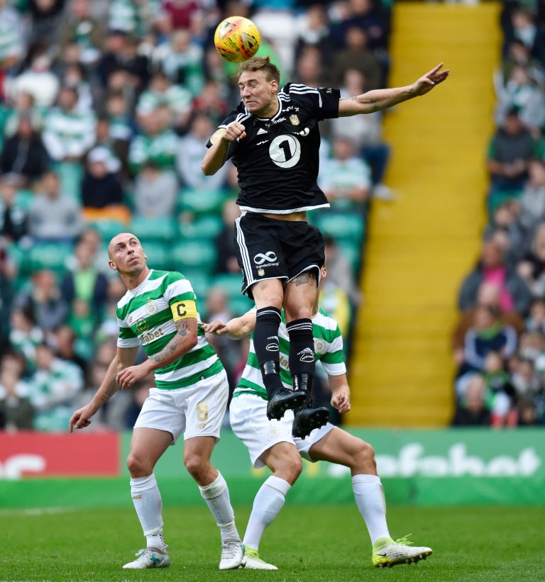 Rosenborgs Nicklas Bendtner mot Celtics Scott Brown.