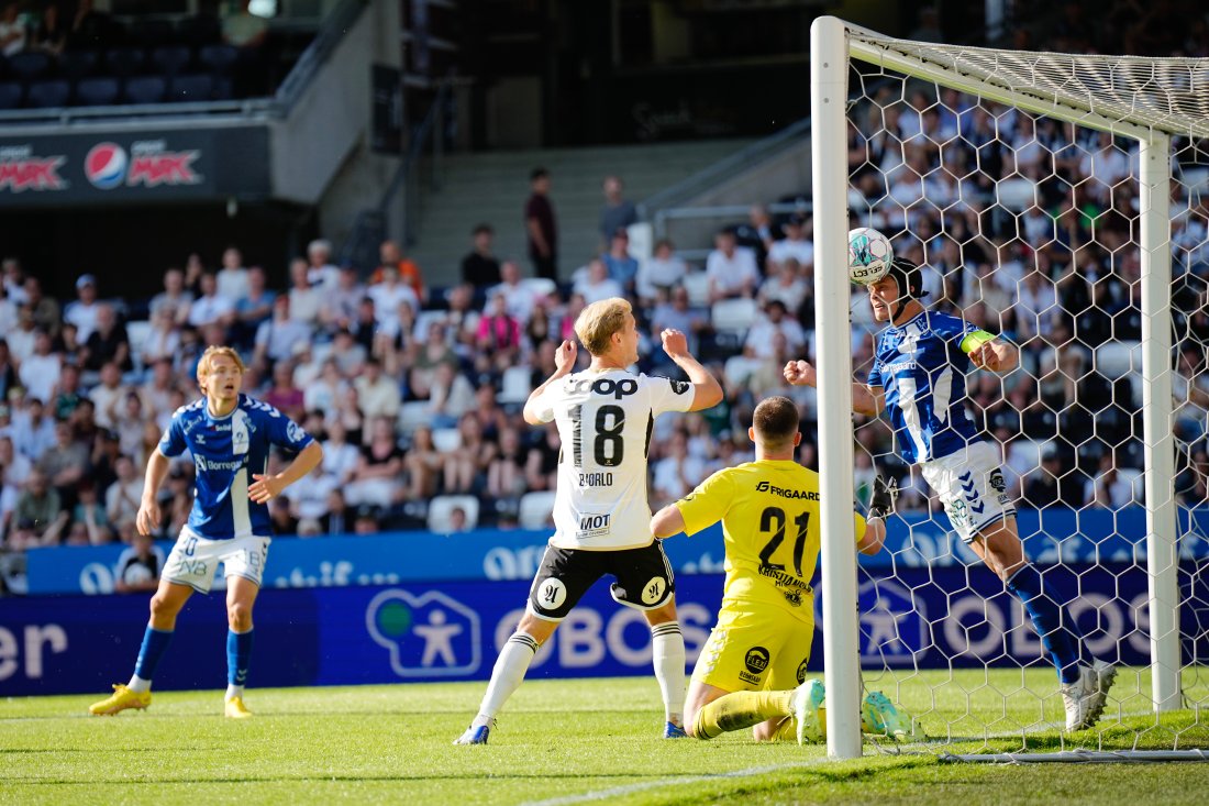 Bjørn Inge Utvik redder på strek etter at Morten Bjørlo headet mot mål fra kloss hold i andre omgang. Foto: Ole Martin Wold / NTB