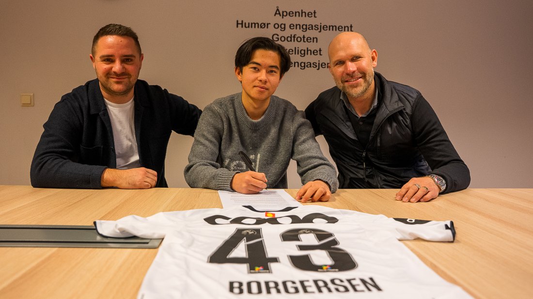 Per Jarle Dalum (teknisk leder), Aleksander Borgersen og Micke Dorsin (sportslig leder) under fredagens signeringsmøte.