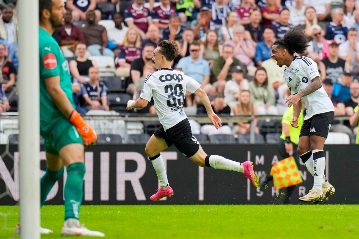 Til slutt kunne Rosenborg juble etter at Marius Broholm satte inn 2-1 fem minutter før full tid. 