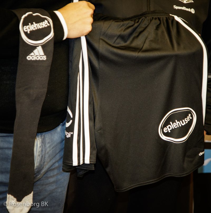 Logoen til Eplehuset på både sokker og shorts i 2017.