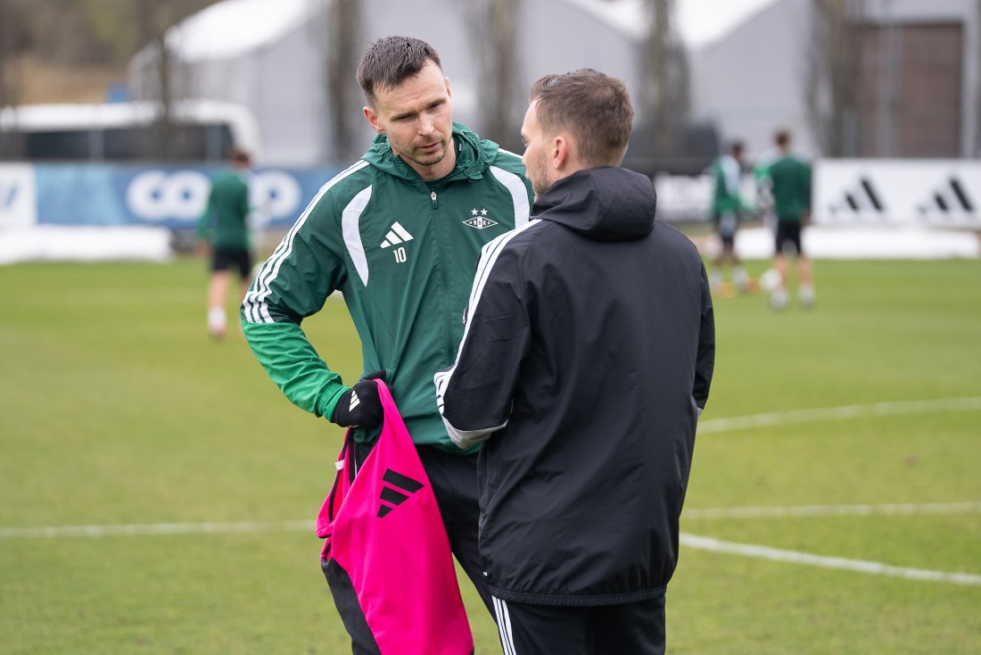 Ole Selnæs sammen med Alfred Johansson etter onsdagens trening på Skoglunden.