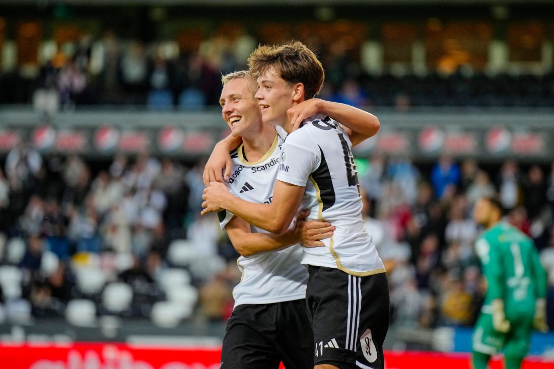 Emil Frederiksen med to målgivende mot Aalesund! Her feier han sammen med målscorer Sverre Nypan som han serverte på 3-0. Foto: Ole Martin Wold / NTB