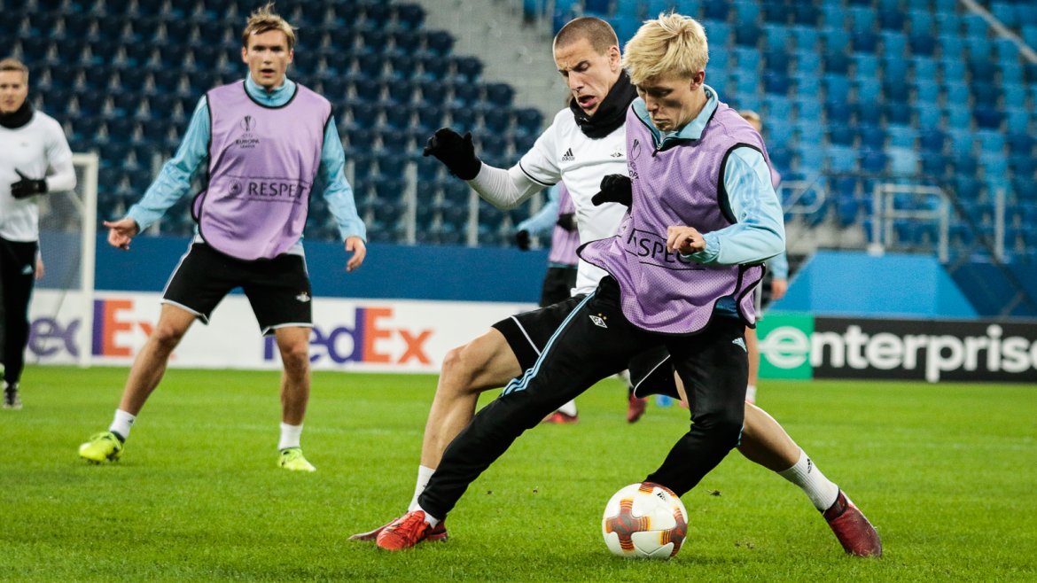 Birger Meling skjermer ballen for Milan Jevtovic.  