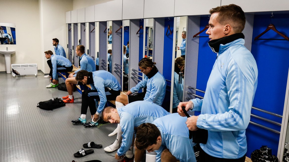 Anders Ågnes Konradsen inne i garderoben på Zenit Arena.