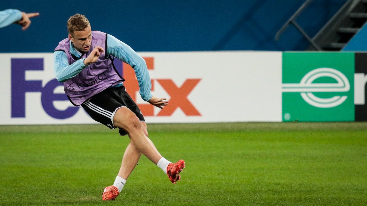 Erik Botheim tester skuddfoten, mens Birger Meling viser han hvor målet står.