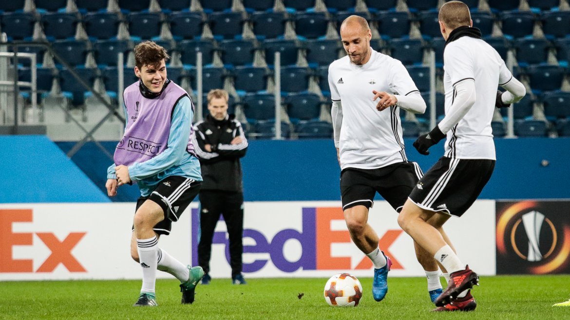 Jacob Rasmussen har sansen for dribleferdighetene til midtstopperkollega Reginiussen.