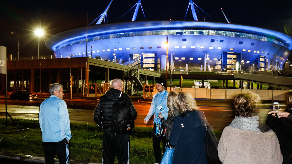 Foran kveldens kamparena. Kåre og Mike på vei inn til pressekonferanse.