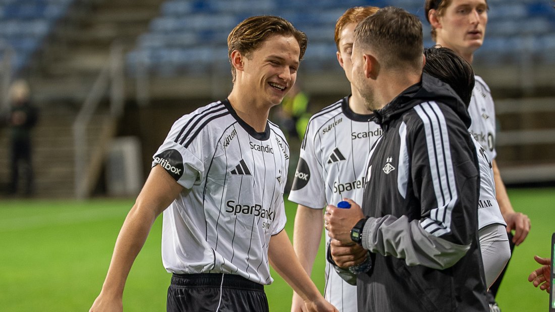 Rosenborg-trener Alfred Johansson og Ulrik Hald-Hernes rett før sistnevnte kommer inn til sin uoffisielle Rosenborg-debut mot Randers.