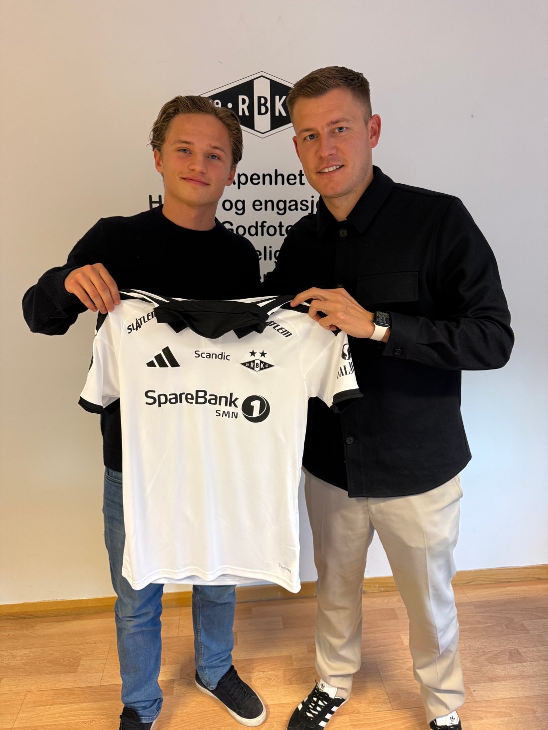 Ulrik Hald-Hernes og sportslig leder Alfred Finnbogason etter at førstnevnte har skrevet en treårskontrakt.