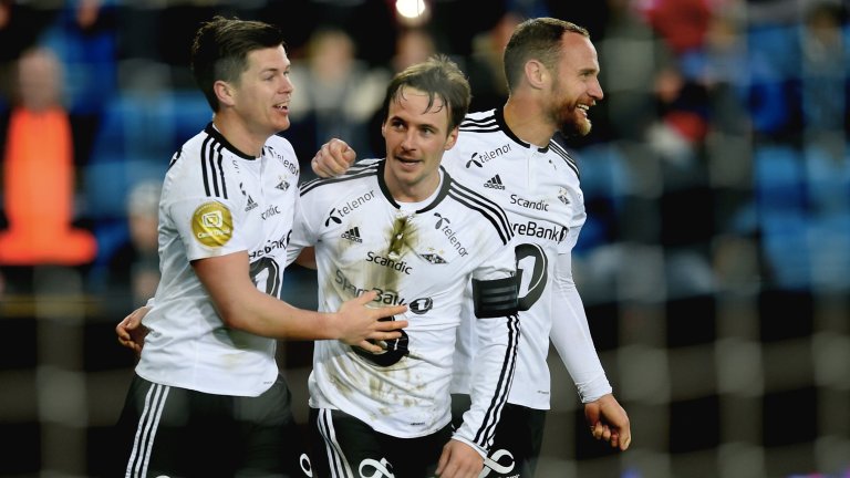 Pål André Helland gratulerer Mike Jensen med 2-0-skåringen