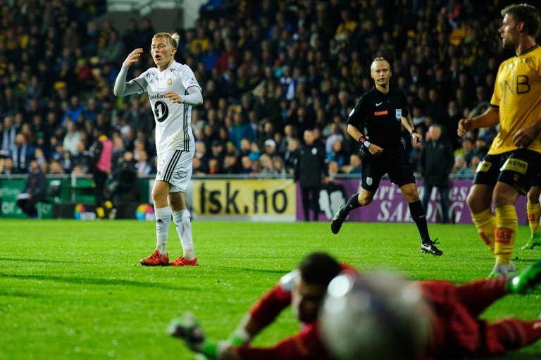 Birger Meling nær sitt første seriemål for Rosenborg. Fra før har han ett i NM.