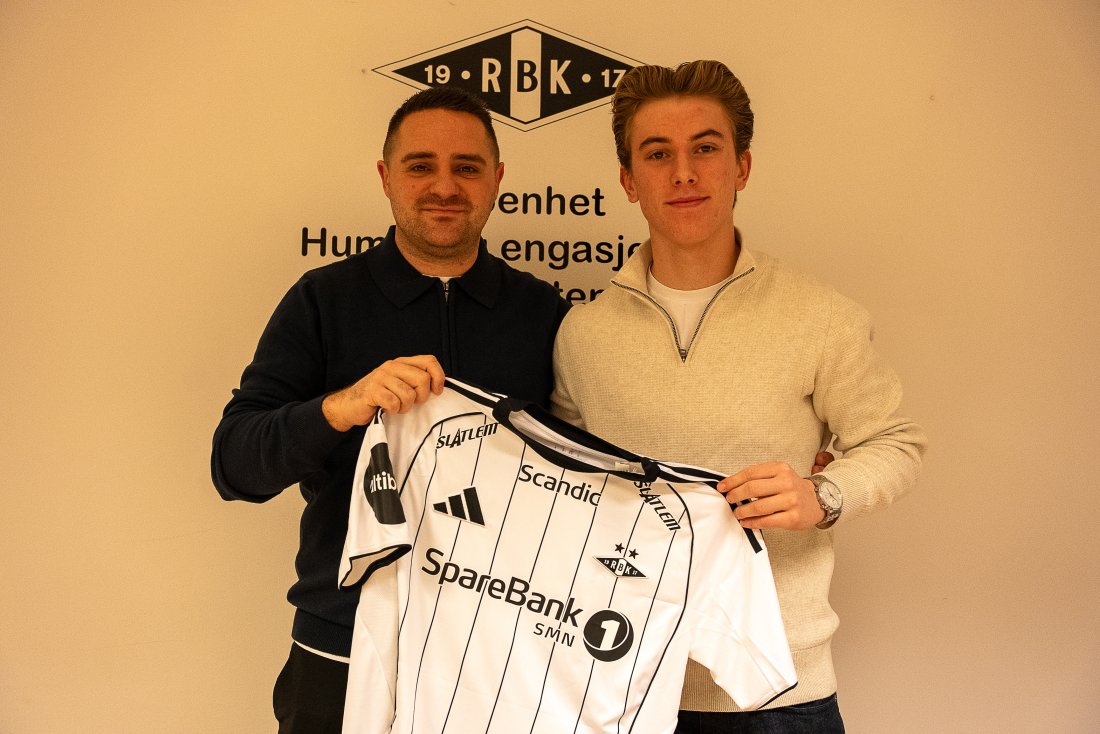 Teknisk leder, Per Jarle Dalum med Isak Holmen etter signeringen.