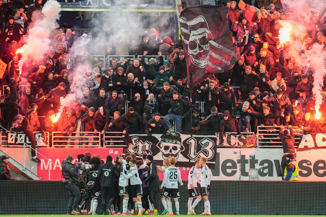 ENDELIG BORTEJUBEL: Rosenborg-supporterne har fylt bortefelt etter bortefelt i motgangen og kunne endelig juble for tre viktige poeng.