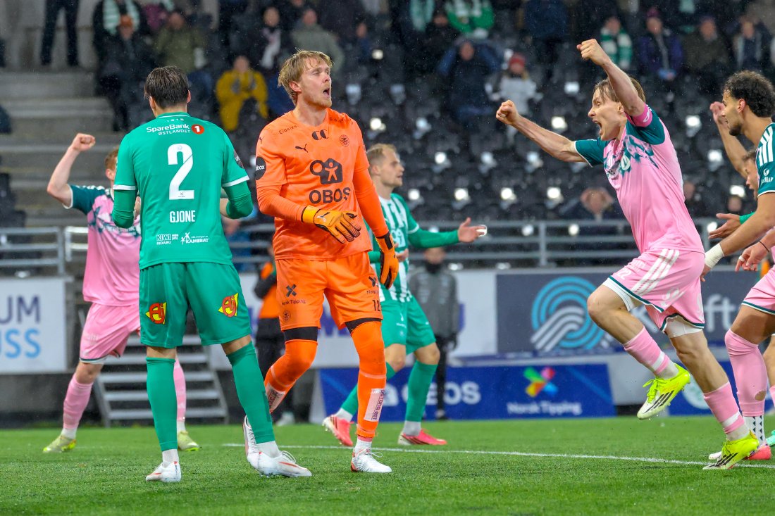 Ekte glede fra Jonas Svensson da et stresset HamKam rotet ballen i eget mål.