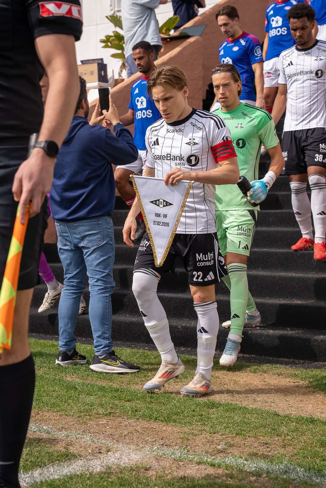 Jonas Svensson leder laget ut i treningskamp mot Vålerenga i februar. Søndag gjør han det samme på Lerkendal mot samme motstander.