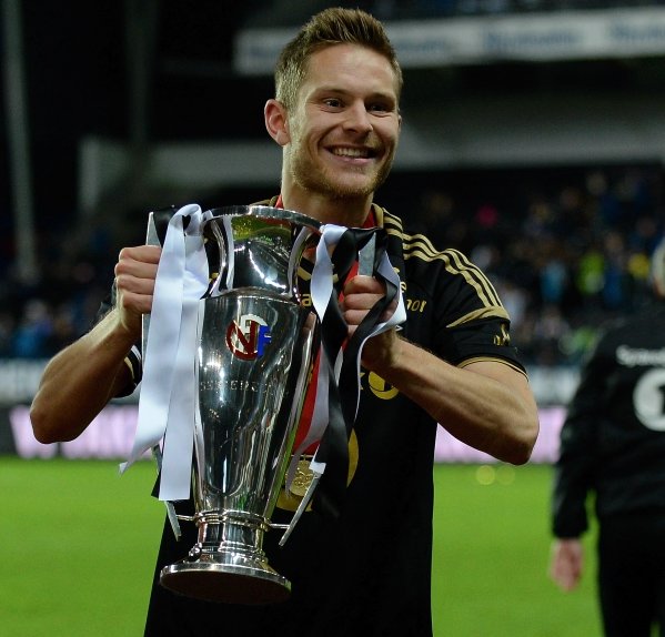 Matthias Vilhjalmsson med pokalen