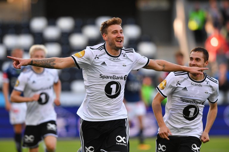 Nicklas Bendtner økte til 3-1 minutter ut i andre omgang.