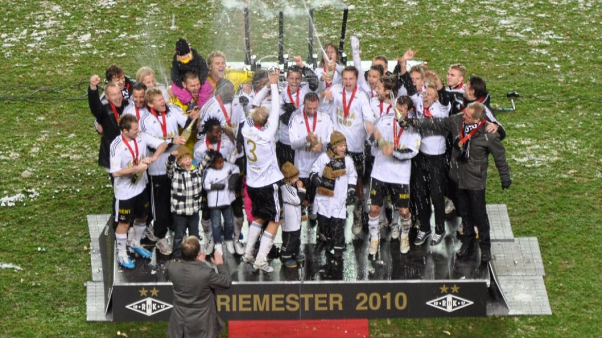 Gull 2010 mottar pokalen