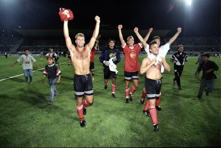 1995 Spillerne feirer CL