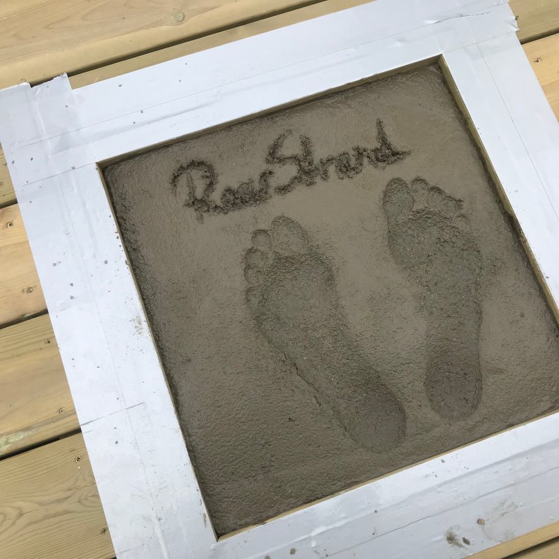 Foreviget i sement. (Foto: Bjørn Skjæran)