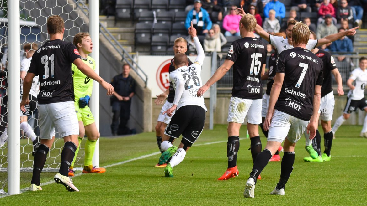 Milan jubler etter 3-0-målet.