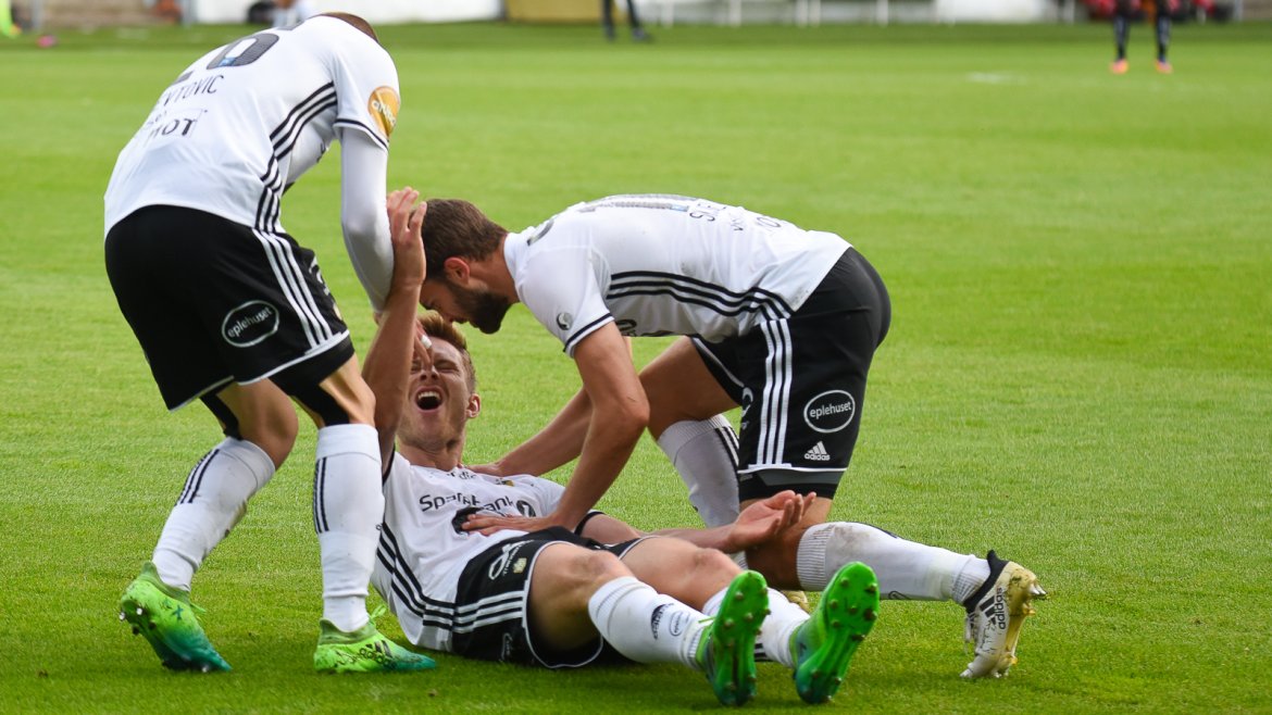 Matthias Vilhjalmsson jubler vilt etter skåringen.