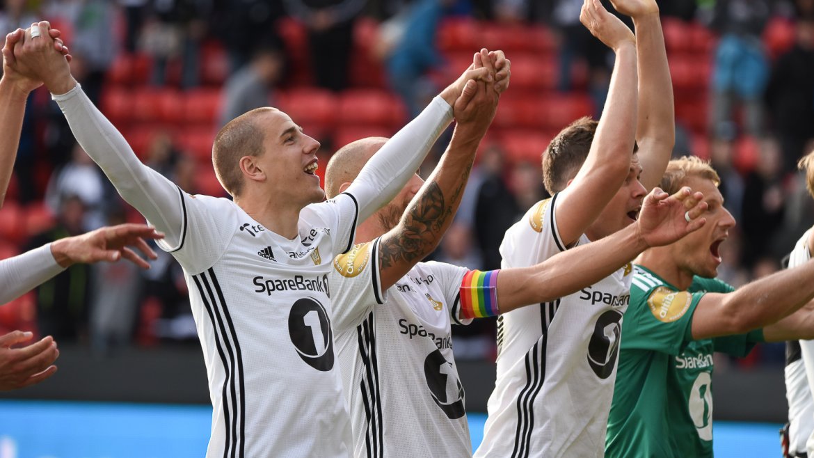 Laget jubler foran Kjernen-tribunen etter seieren over Sogndal.