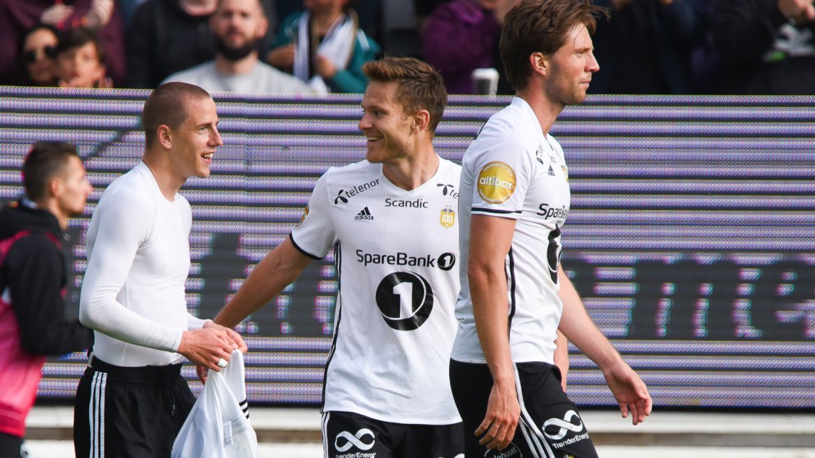 Milan Jevtovic feirer 2-0 med å be om et gult kort.