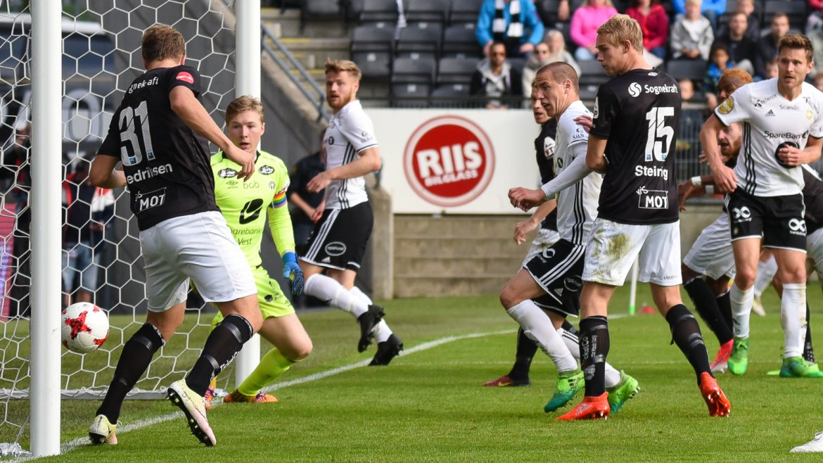 Her ser Milan Jevtovic ballen snike seg over streken etter at Hellands corner traff han i magen.