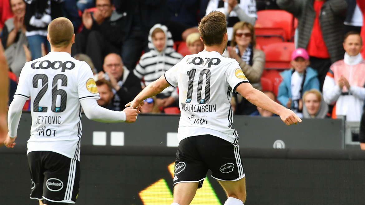 Matthias Vilhjalmsson har akkurat satt inn 1-0.