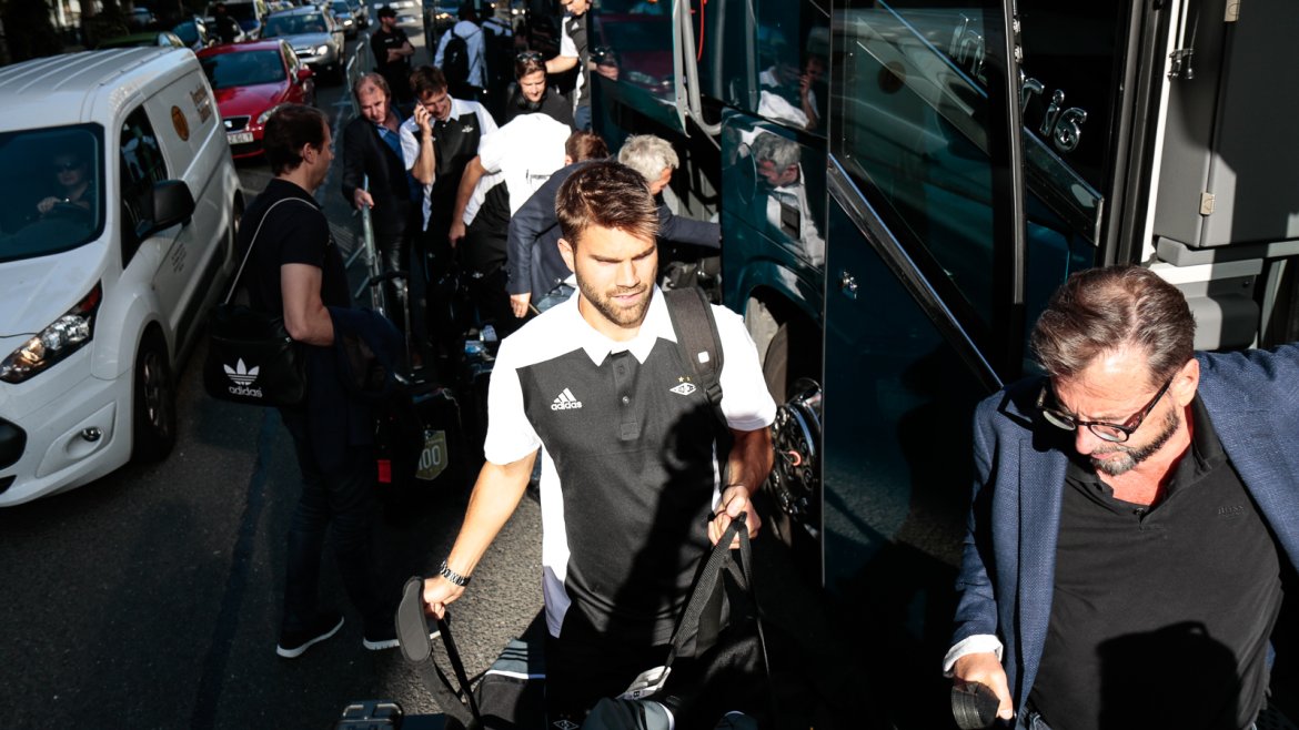 Jørgen Skjelvik først i køen på vei til hotellet i San Sebastian.