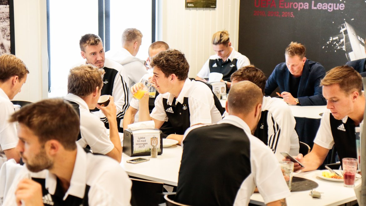 Frokost på Brakka før avreise. Veggen bak må oppdateres, ser jeg.