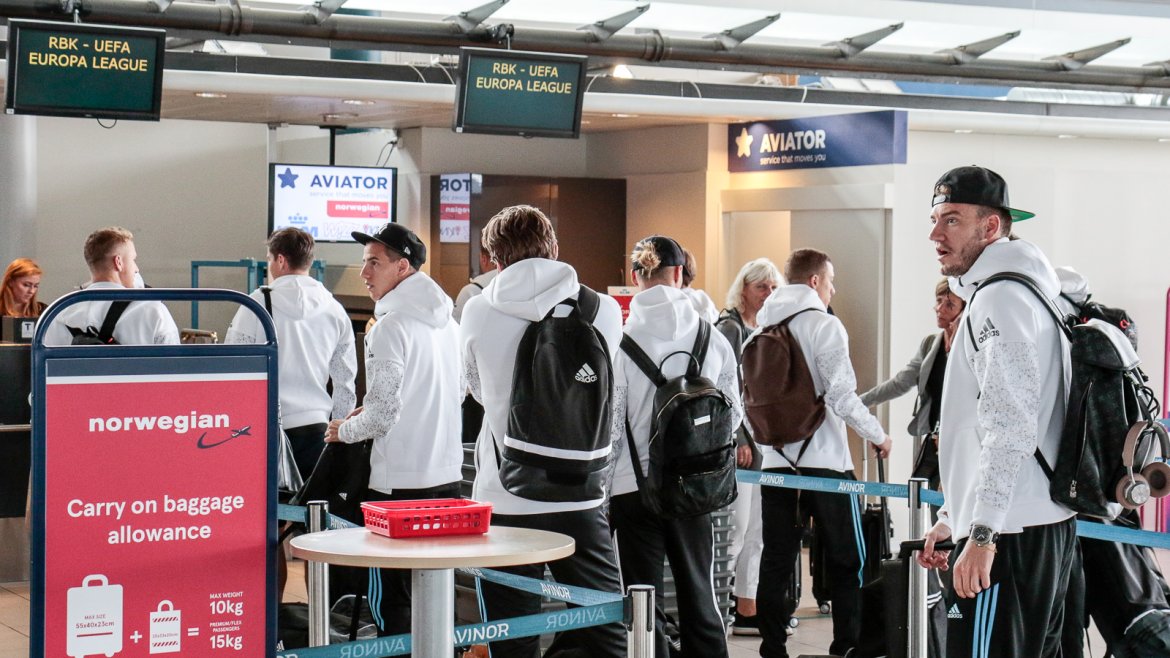 Bendtner og resten av laget sjekker inn til Europa League.