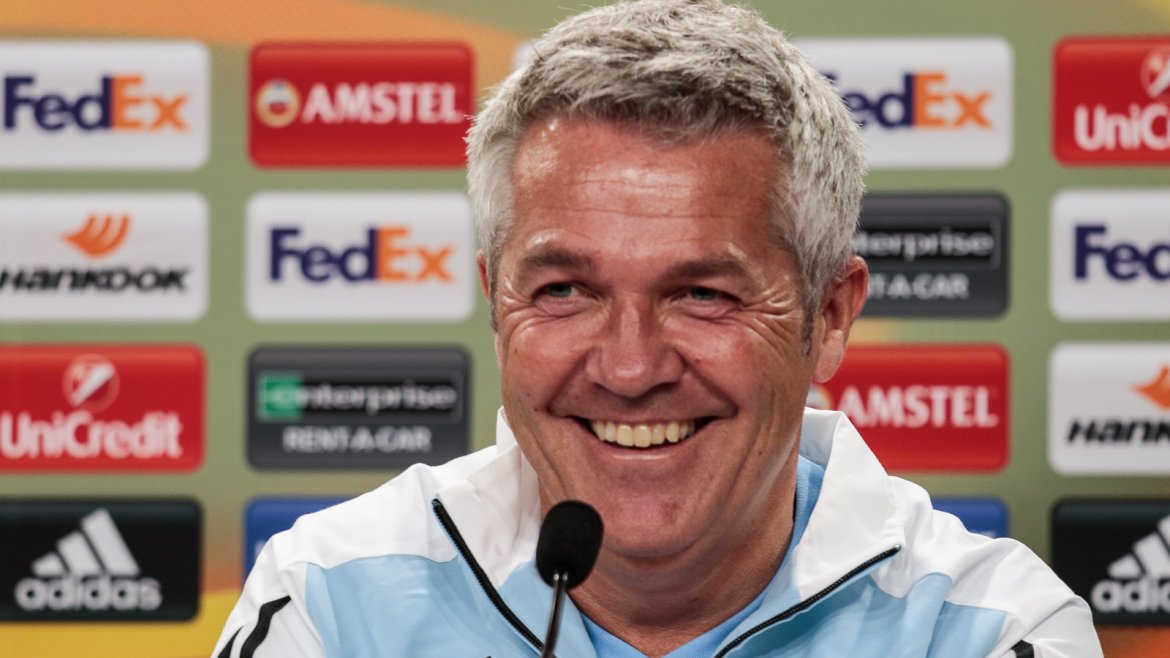 Humørfylt trener på pressekonferansen.