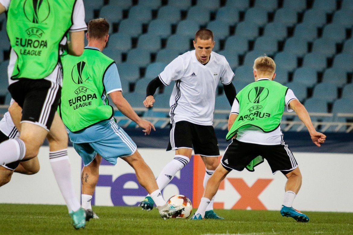 Milan Jevtovic forsøker å passere Birger Meling.