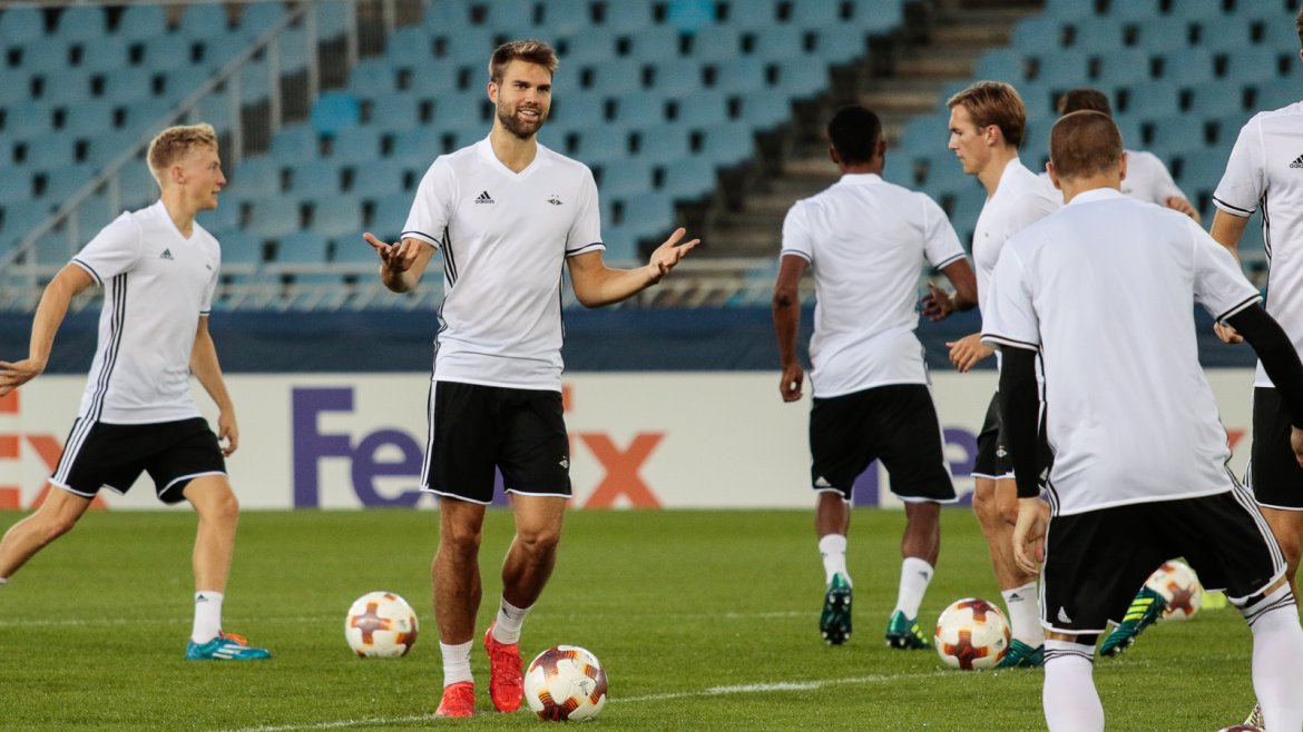 Jørgen finner ingen å spille ballen til.