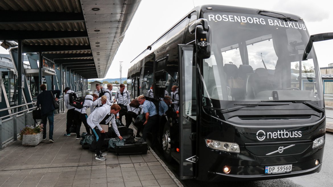 Rosenborg-bussen ankommer Værnes.