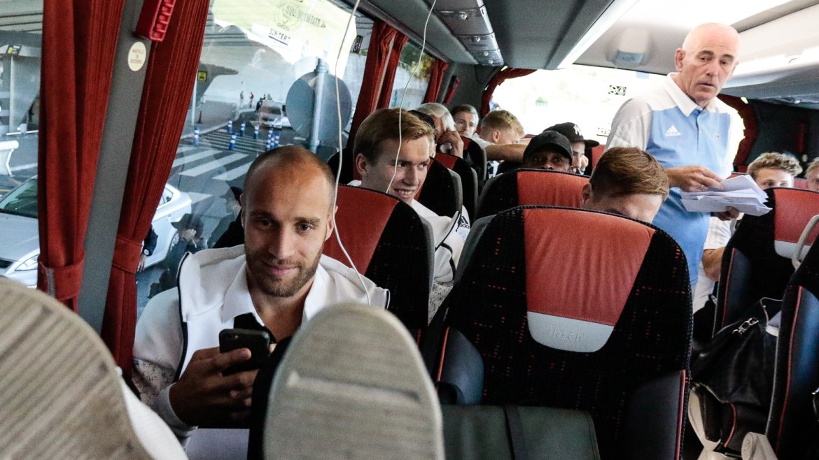 Tore Reginiussen på bussen til hotellet.