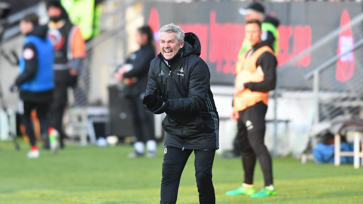 Kåre Ingebrigtsen følger innbitt med.