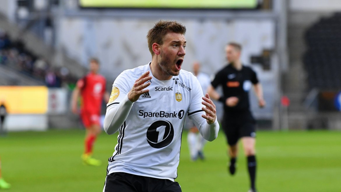 Nicklas Bendtner kan ikke tro det han ser.