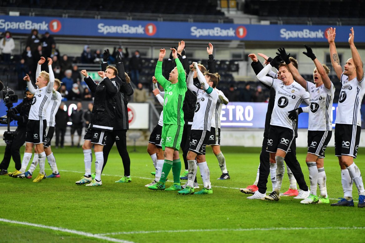 Spillerne jubler foran Kjernen etter 2-1-seieren på overtid.