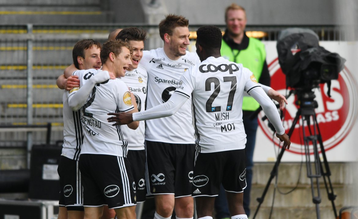 Spillerne jubler for 1-0-ledelse.