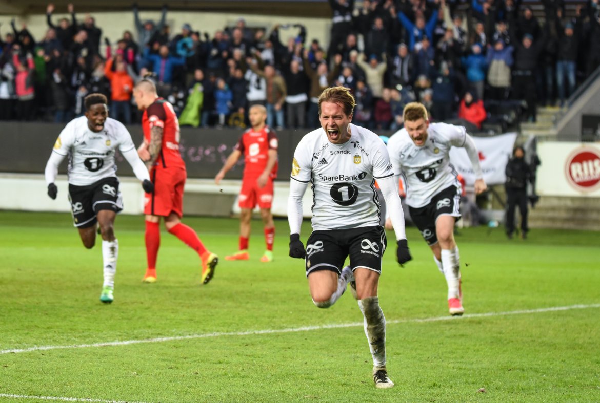 Ander Ågnes Konradsen med Nicklas Bendtner og Mushaga Bakenga i hælene.