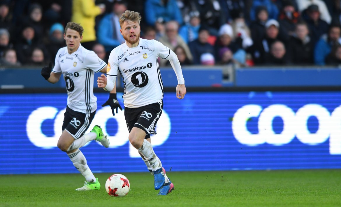 Fredrik Midtsjø med Vegar Eggen Hedenstad i bakgrunnen.